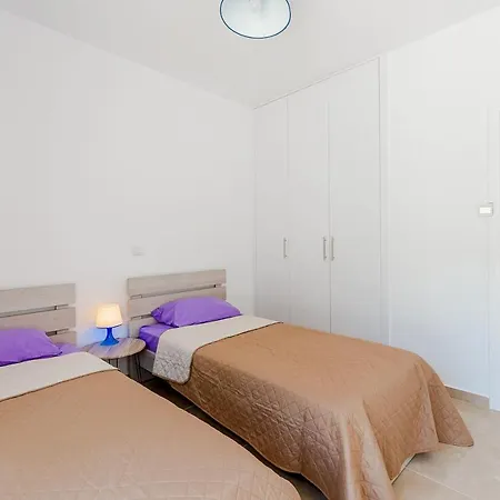 Color Cyprus Amozoniu בורוקליני